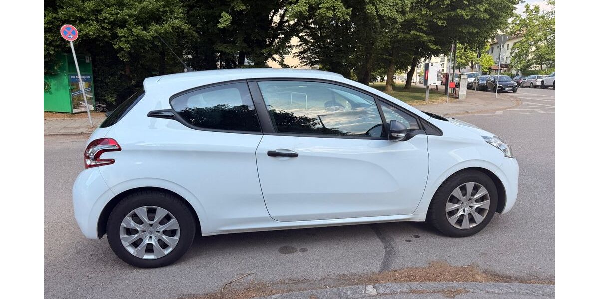 Peugeot 208 98.000 km 3.890 &euro; München 80937
