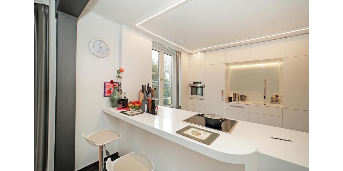 Luxuriöse 4-Zi-Maisonette-Whg (ca. 145 m² EG + ca. 75 m² im Souterrain) direkt am Englischen Garten! 4 zimmer