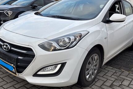 Hyundai i30 99.300 km 7.900 € München 81243