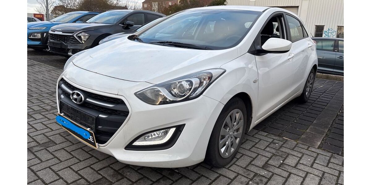 Hyundai i30 99.300 km 7.900 &euro; München 81243