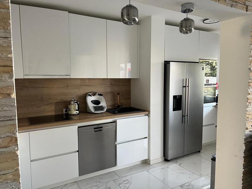 Moderne 2 Zimmer Wohnung + Tiefgarage, Loggia & Wellnessbereich