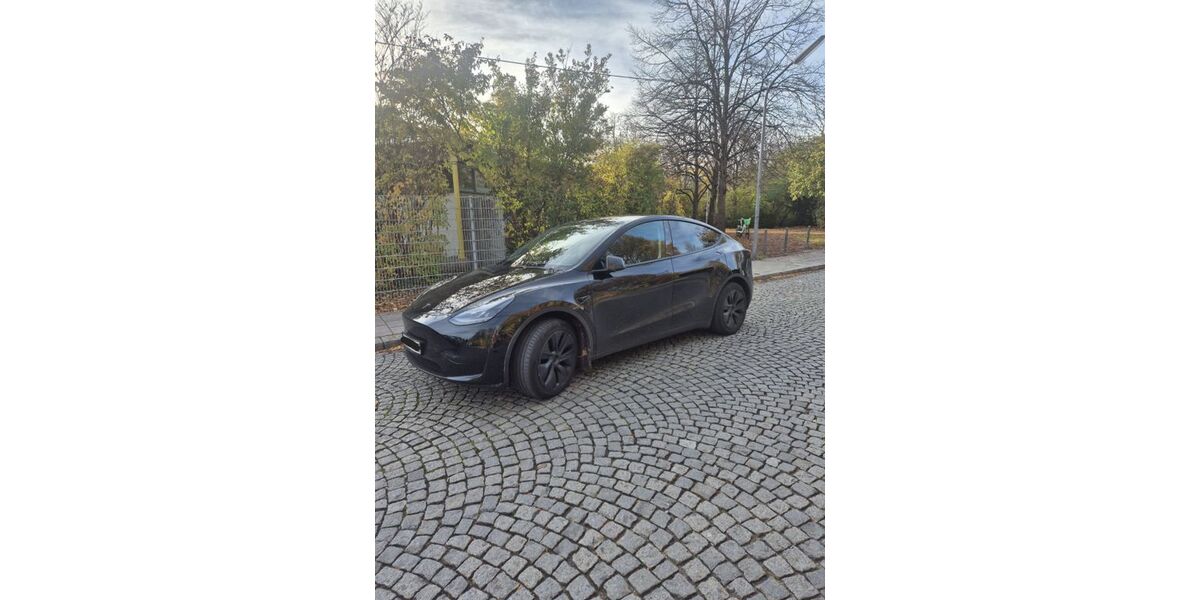 Tesla Model Y 29.500 km 36.900 &euro; München 81377