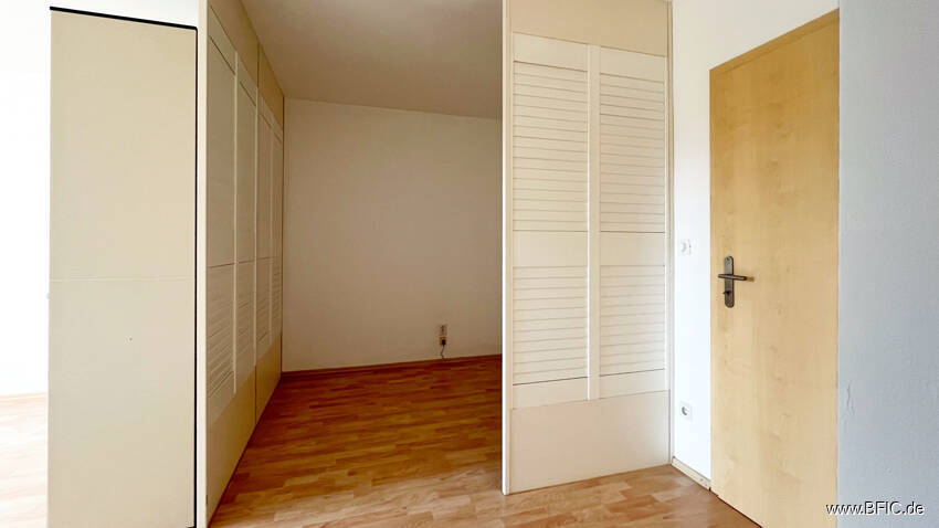 Bezugsfreies Apartment mit Balkon - direkt an der U-Bahn - gross hell renoviert