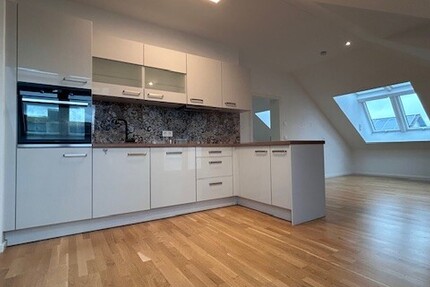 ***Ihr neues Zuhause im DG: Elegant, hell & mit TG-Stellplatz!*** 2 zimmer