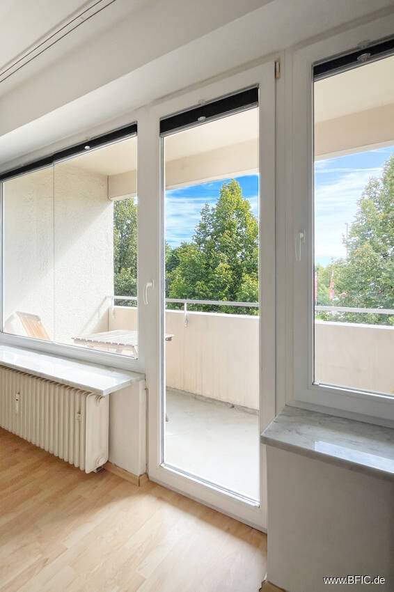 Bezugsfreies Apartment mit Balkon - direkt an der U-Bahn - gross hell renoviert