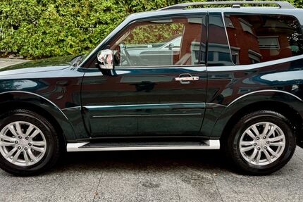 Mitsubishi Pajero 75.000 km 39.980 € München 81827