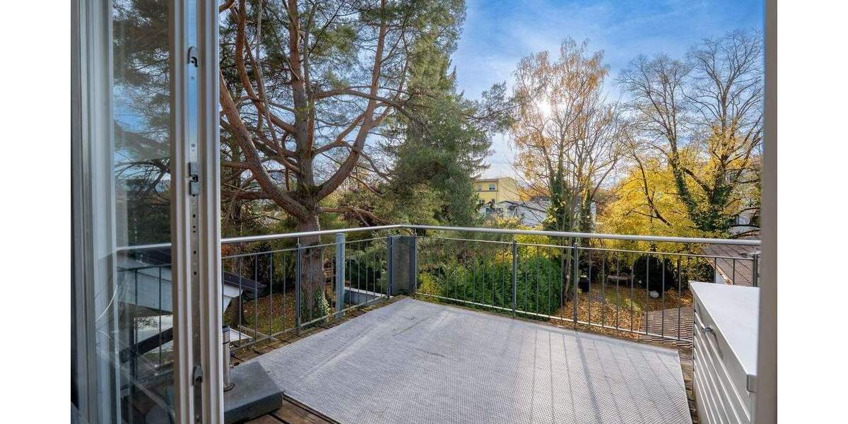 Hochwertig ausgebaute 3-Zimmer-Dachgeschosswohnung (2006) - stilvoll möbliert mit Südwest-Terrasse 3 zimmer