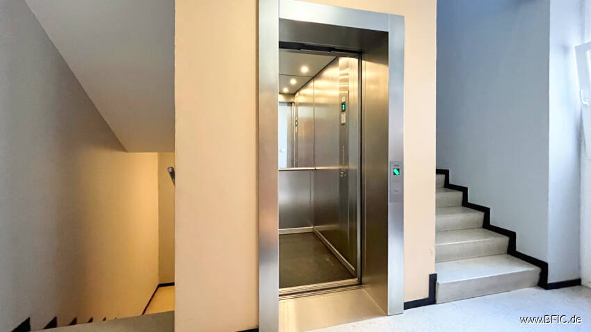Bezugsfreies Apartment mit Balkon - direkt an der U-Bahn - gross hell renoviert