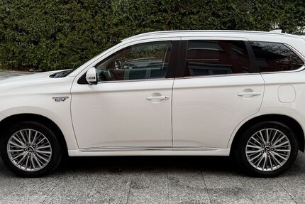 Mitsubishi Plug-in Hybrid Outlander 185.000 km 14.980 &euro; München 81827