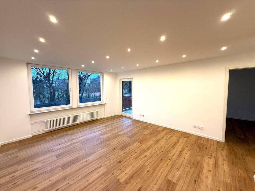 Provisionfrei modernisierte 2-Zi.-Wohnung mit Balkon und Tiefgaragenstellplatz in zentraler Lage