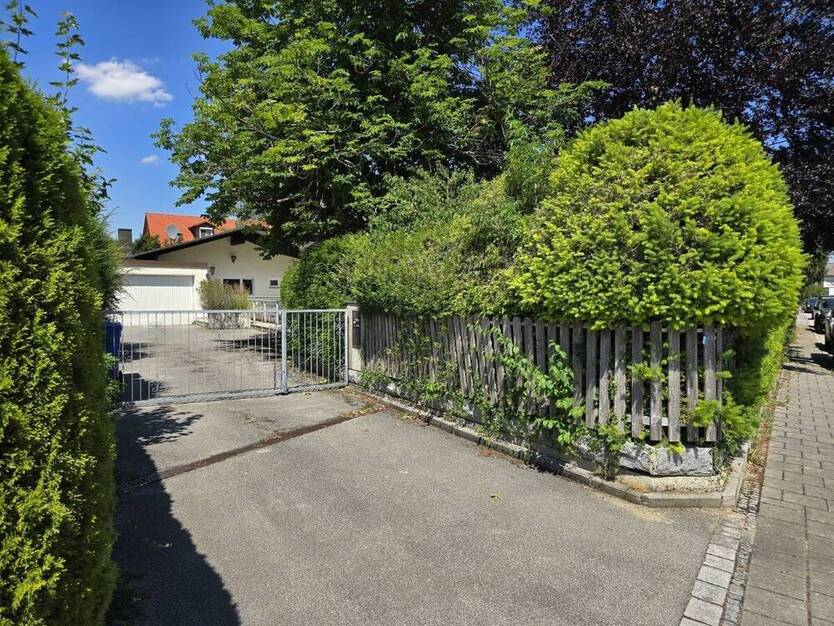 Großzügiges Anwesen inkl. EinliegerWohnung und Baureserve in Brunnthal