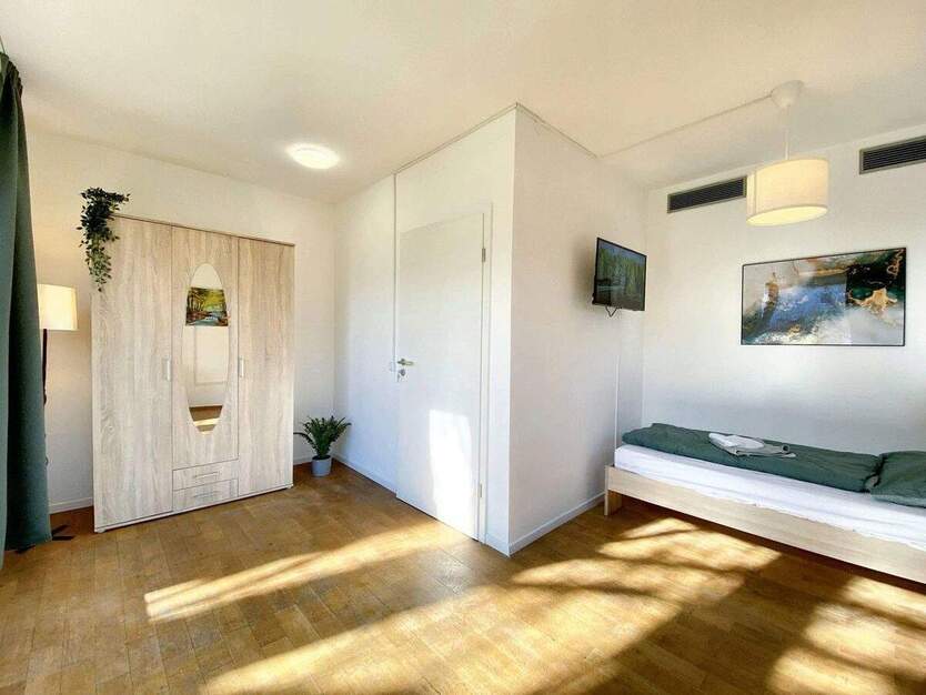 Renoviertes WG-ZIMMER (15 qm) in Wohngemeinschaft ab 1.11.2025! TV, WaMa, Highspeed-Internet inkl. 1 zimmer