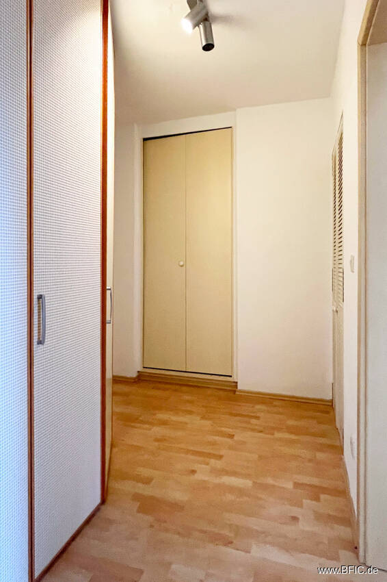 Bezugsfreies Apartment mit Balkon - direkt an der U-Bahn - gross hell renoviert