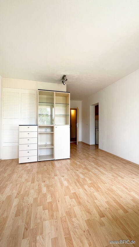 Bezugsfreies Apartment mit Balkon - direkt an der U-Bahn - gross hell renoviert