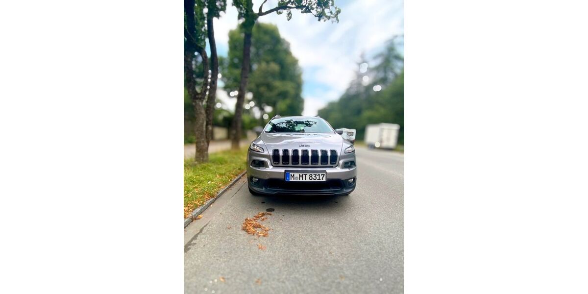 Jeep Cherokee 145.000 km 15.400 &euro; München 81377