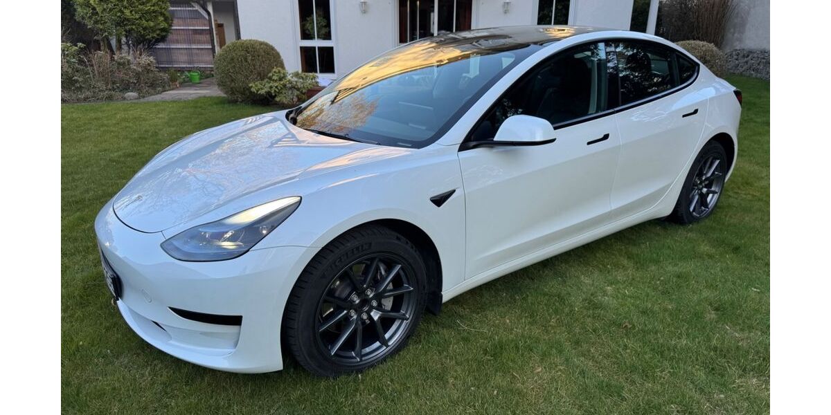 Tesla Model 3 28.301 km 27.490 &euro; München 81547