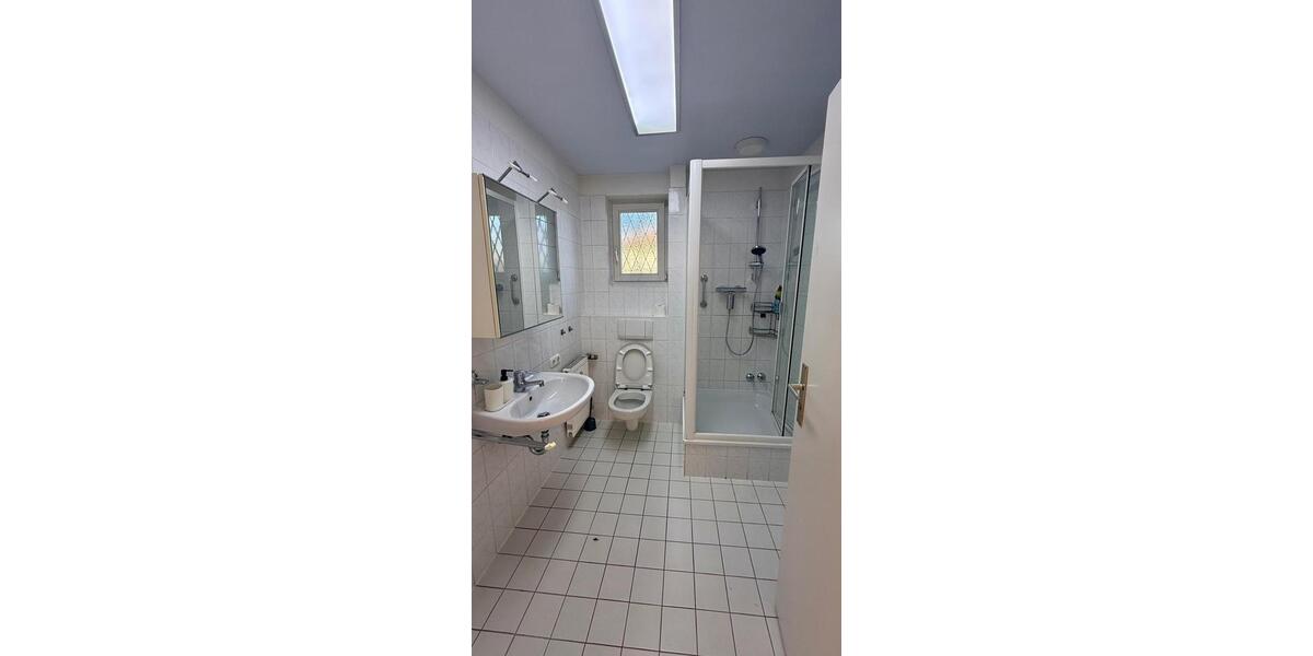 Großzügige 5-Zimmer-Wohnung im Erdgeschos eines Zweiparteinhauses 5 zimmer