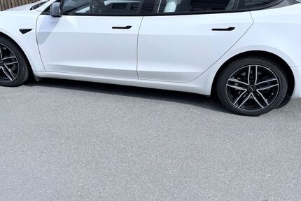 Tesla Model 3 73.777 km 27.600 &euro; Germering 82110