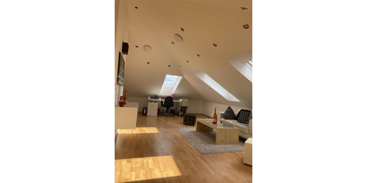 ab 01.02. Vollständig renovierte 2,5-Zimmer-DG-Wohnung Fasanerie 2.5 zimmer