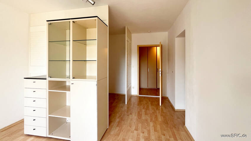 Bezugsfreies Apartment mit Balkon - direkt an der U-Bahn - gross hell renoviert
