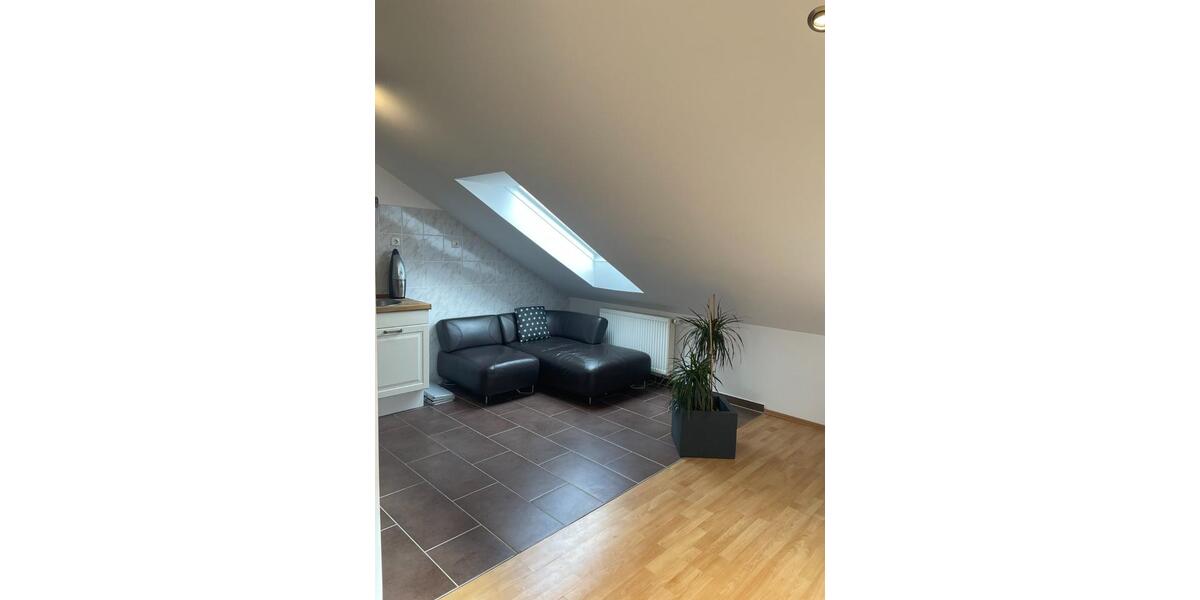 ab 01.02. Vollständig renovierte 2,5-Zimmer-DG-Wohnung Fasanerie 2.5 zimmer