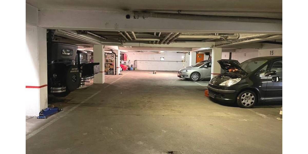 Romanplatz: Komplette Tiefgarage m. 16 Einzelstellplätzen zimmer