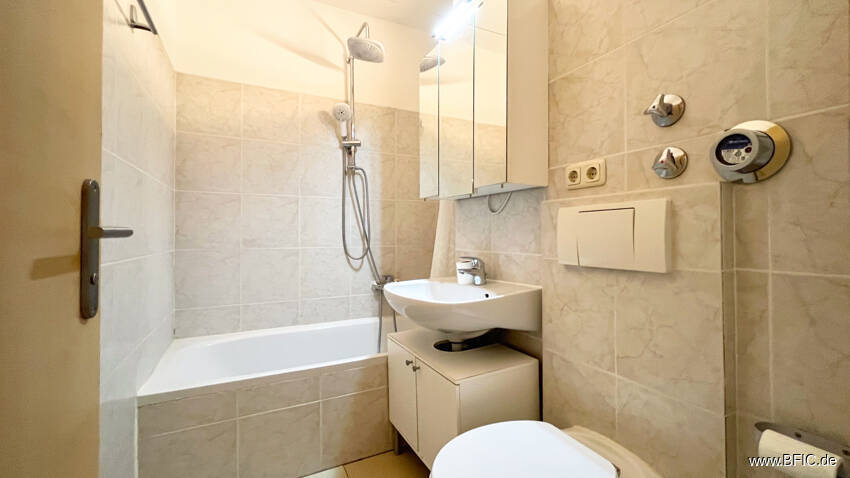 Bezugsfreies Apartment mit Balkon - direkt an der U-Bahn - gross hell renoviert