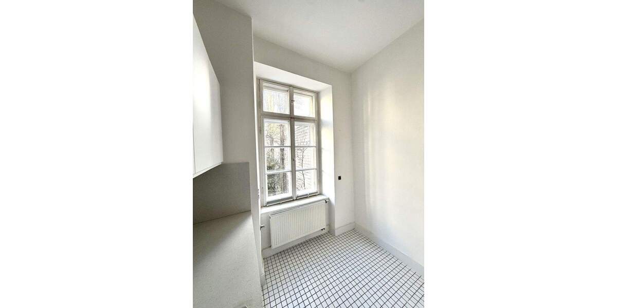 Lehel am Isartor. Zentrale Bestlage. Neu hochwertig möblierte 4 Zimmer. Großer Garten. Ab 3 Monate 4 zimmer