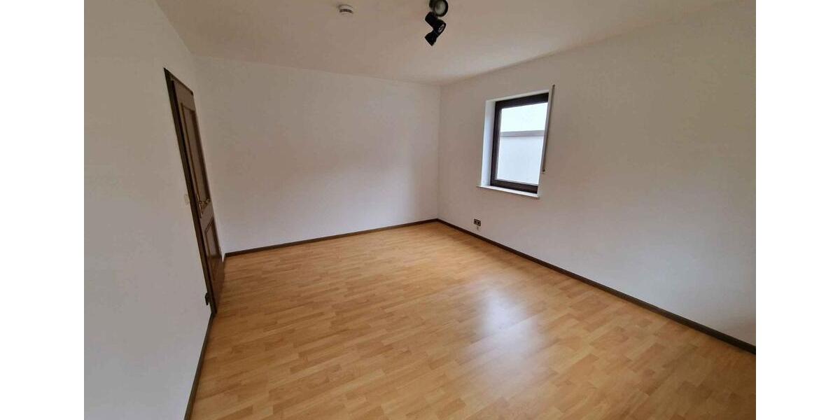 Großzügige 4 Zimmer EG-Wohnung mit Terrasse und Garten 4 zimmer