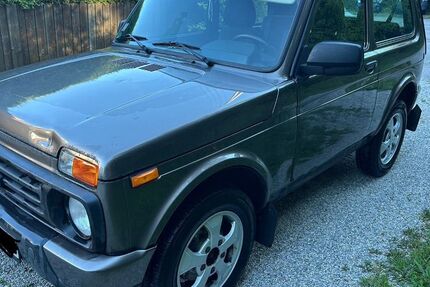 Lada Urban 55.000 km 8.900 &euro; München 81827