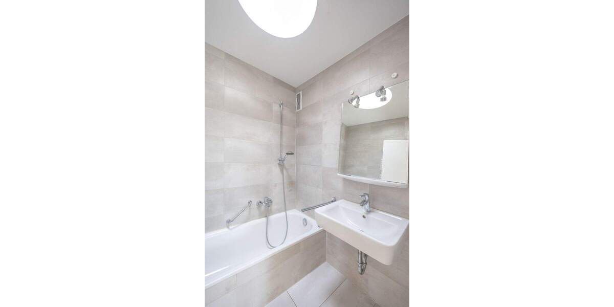 BEZUGSFREIE 3-ZI.-DACHTERRASSEN-WOHNUNG MIT STELLPLATZ IN GRÄFELFING 3 zimmer