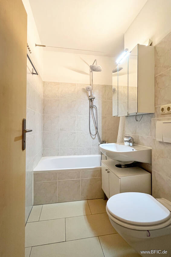 Bezugsfreies Apartment mit Balkon - direkt an der U-Bahn - gross hell renoviert