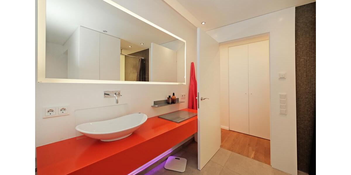 Luxuriöse 4-Zi-Maisonette-Whg (ca. 145 m² EG + ca. 75 m² im Souterrain) direkt am Englischen Garten! 4 zimmer