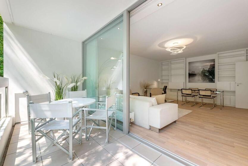 Stilvoll renovierte, möblierte 2-Zimmer-Wohnung mit sonniger Loggia in Bestlage