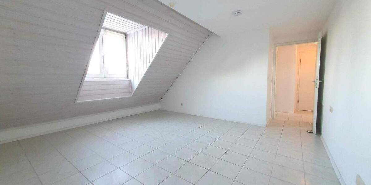 Dachgeschosswohnung mit zwei Balkonen in Stanberg zu vermieten. 3 zimmer