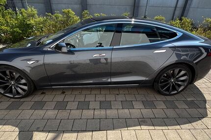 Tesla Model S 304.000 km 26.000 &euro; München 81735