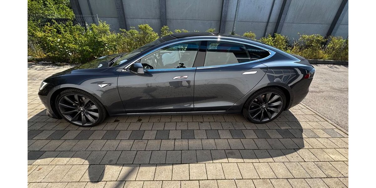 Tesla Model S 304.000 km 26.000 &euro; München 81735