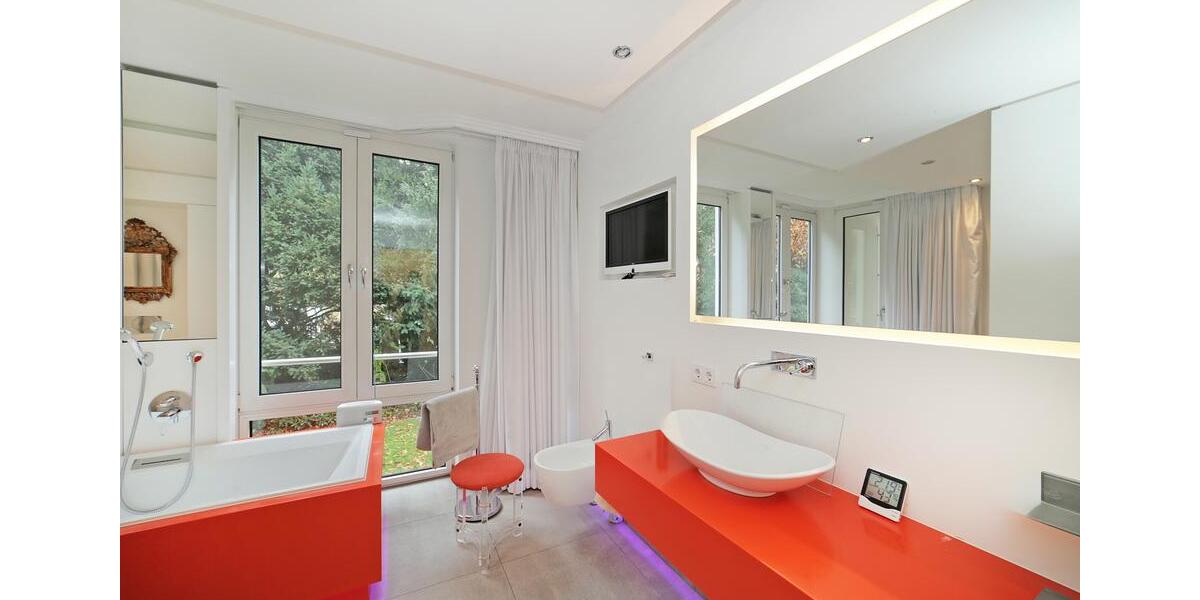 Luxuriöse 4-Zi-Maisonette-Whg (ca. 145 m² EG + ca. 75 m² im Souterrain) direkt am Englischen Garten! 4 zimmer