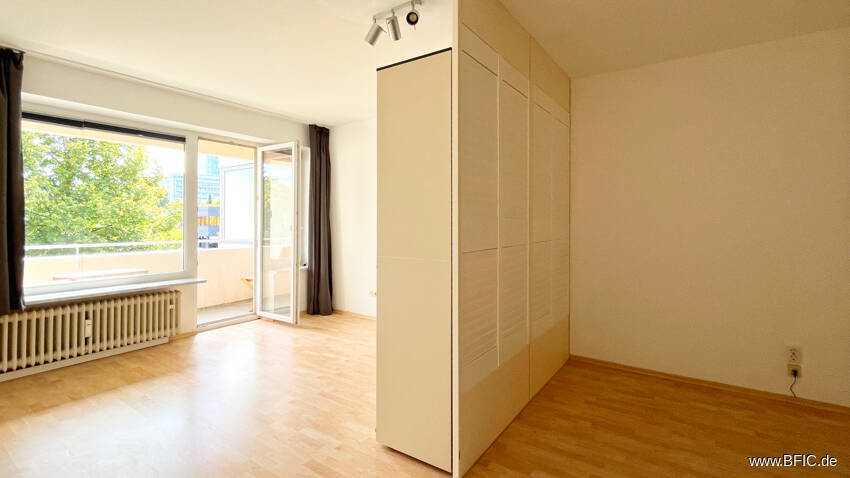 Bezugsfreies Apartment mit Balkon - direkt an der U-Bahn - gross hell renoviert