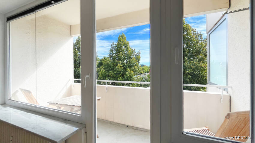 Bezugsfreies Apartment mit Balkon - direkt an der U-Bahn - gross hell renoviert