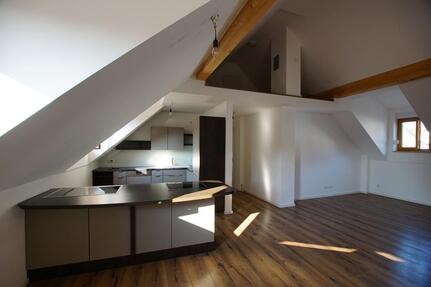 Moderne 3 Z. DG Wohnung im Zentrum von Abensberg BJ. 2014