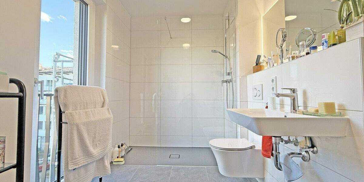 Helle 4-Zimmer-Wohnung mit 32 m² Dachterrasse, hochwertiger Ausstattung & Tiefgarage 4 zimmer