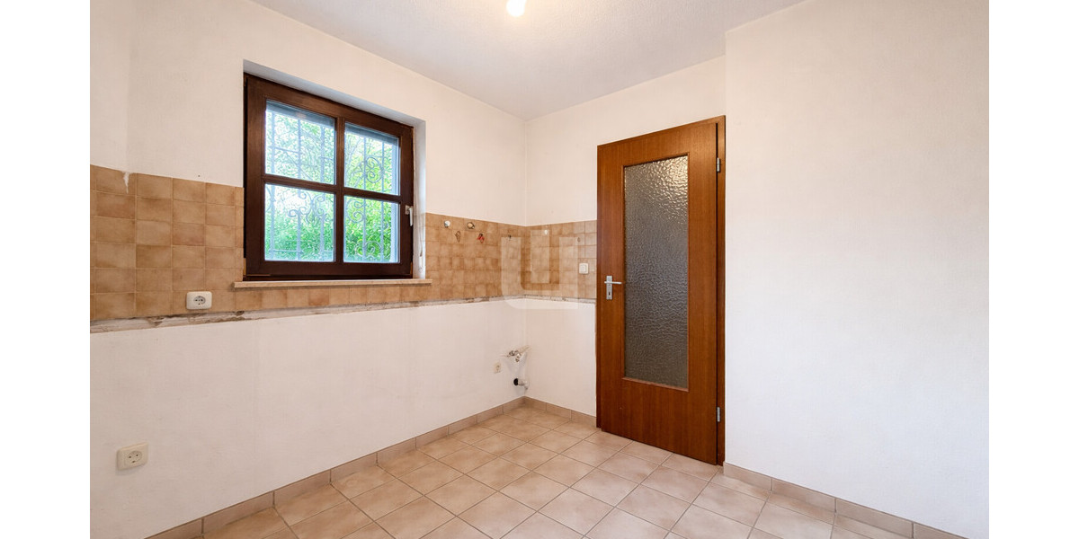 WINDISCH IMMOBILIEN - Renovierungsbedürftiges REH ideal für Familien in verkehrsberuhigter Straße - Reihenendhaus Olching | Angebot:25362370