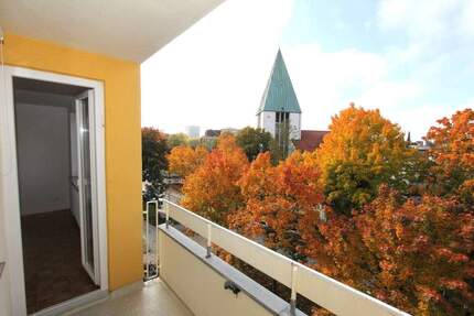 Sofort beziehbare, teilsanierte 2 Zi. Whg. mit Balkon und herrlichem Blick in Richtung Olympiaturm. 2 zimmer