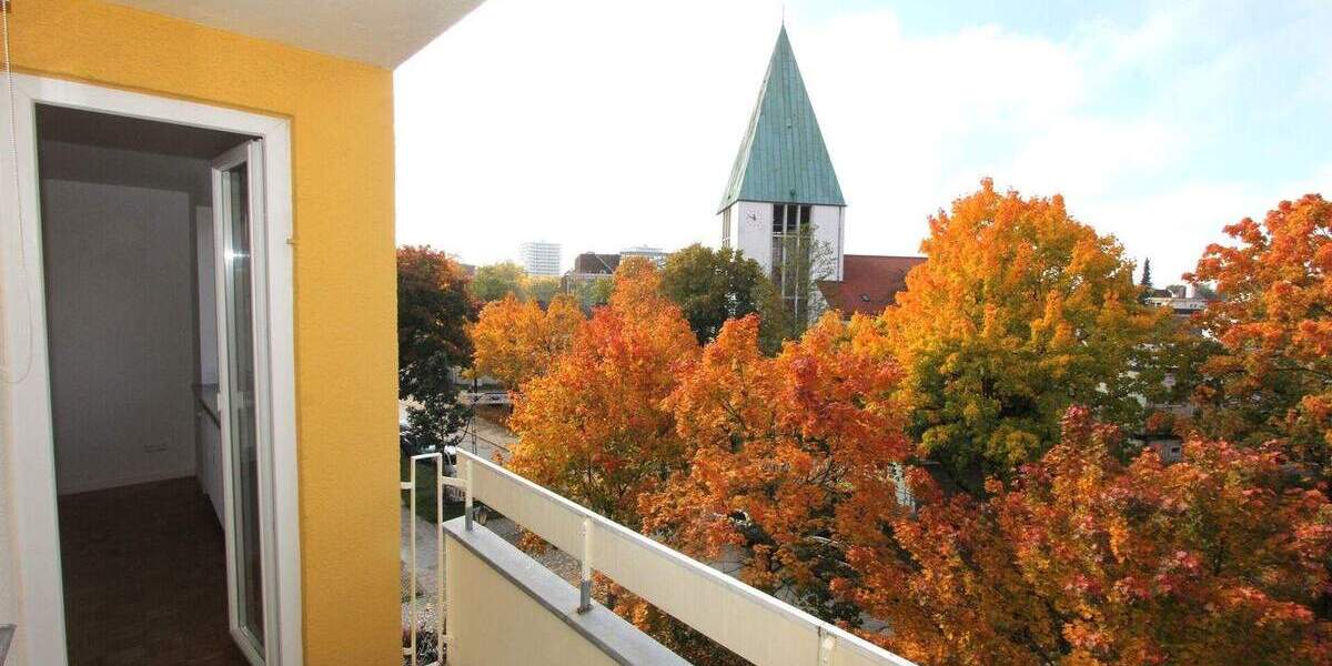 Sofort beziehbare, teilsanierte 2 Zi. Whg. mit Balkon und herrlichem Blick in Richtung Olympiaturm. 2 zimmer