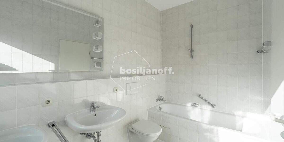 GROSSZÜGIGE 4-ZIMMER-DACHGESCHOSSWOHNUNG MIT BALKON IN RUHIGER LAGE 4 zimmer