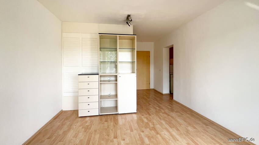 Bezugsfreies Apartment mit Balkon - direkt an der U-Bahn - gross hell renoviert