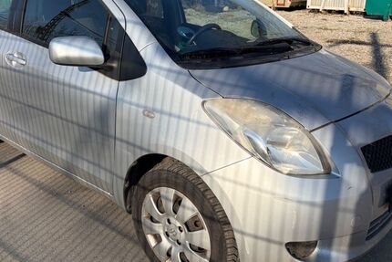 Toyota Yaris 145.555 km 2.999 &euro; München 81929