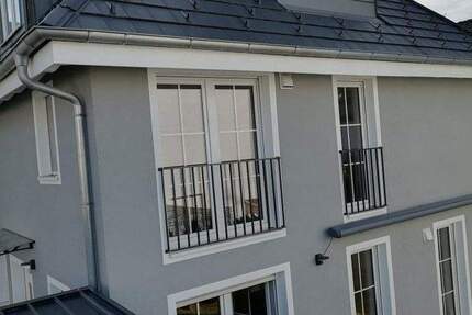 Schönes Walmdach-Doppelhaus mit großem Doppelcarport Top-Lage 7 zimmer