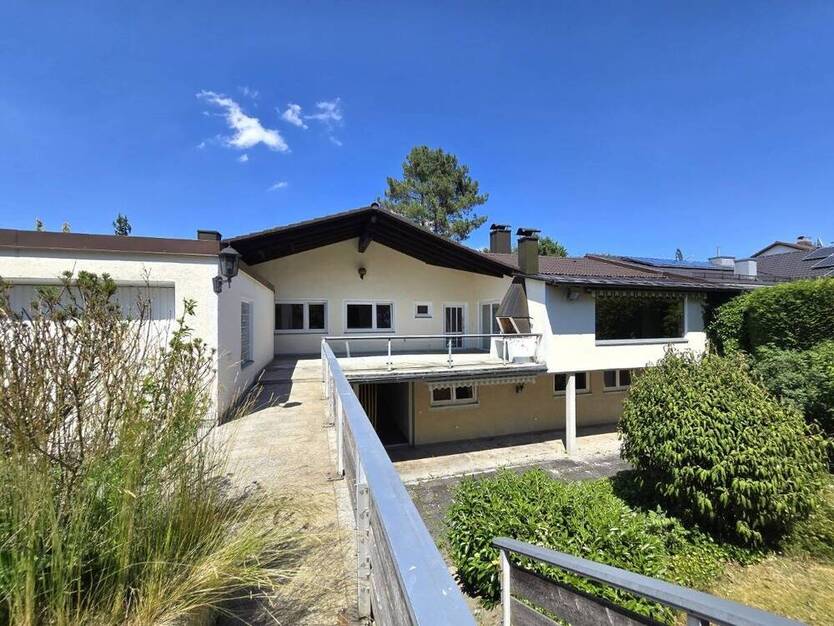 Großzügiges Anwesen inkl. EinliegerWohnung und Baureserve in Brunnthal